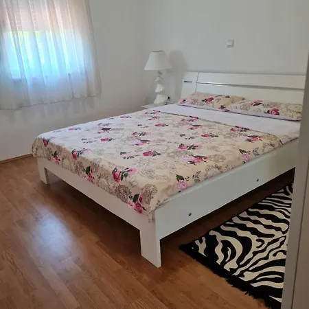 Nora Near The Διαμέρισμα Πούλα