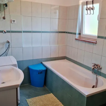 Nora Near The * Pola